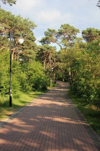 Nadmorski deptak w okolicach latarni