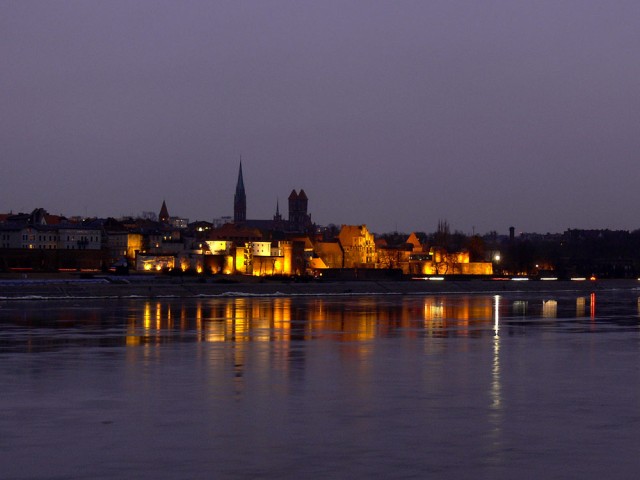Zamek w Toruniu widziany z mostu na Wiśle