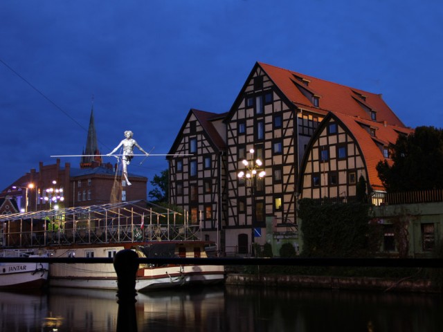 Stare spichrze nocą