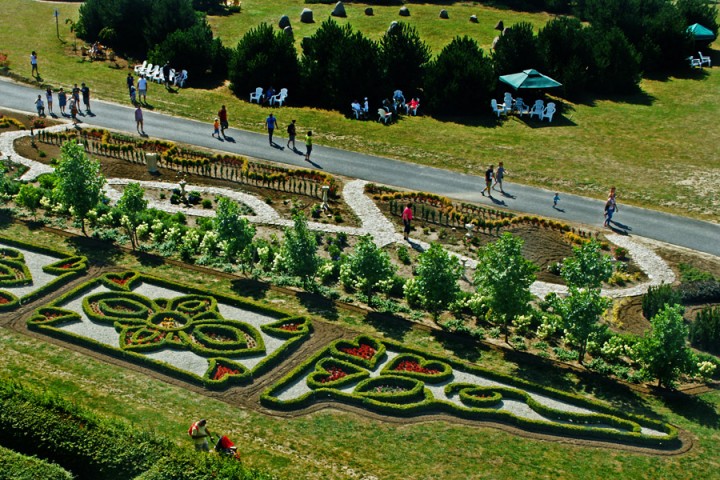 Ogrody Hortulus Spectabilis z wieżą widokową i labiryntem grabowym